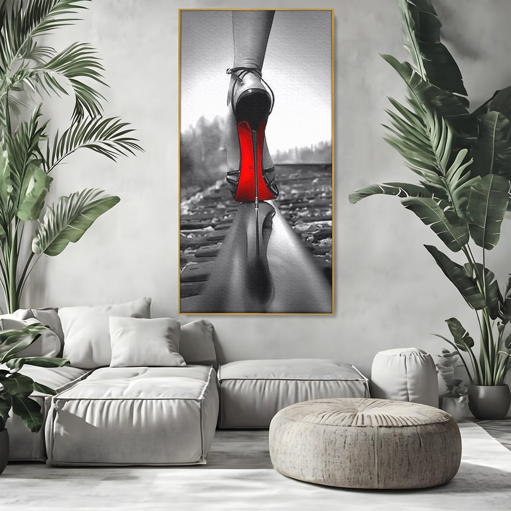 Tablou canvas cu tablou canvas cu pantof pe sina, in rama de aluminiu auriu, pe perete intr-un living